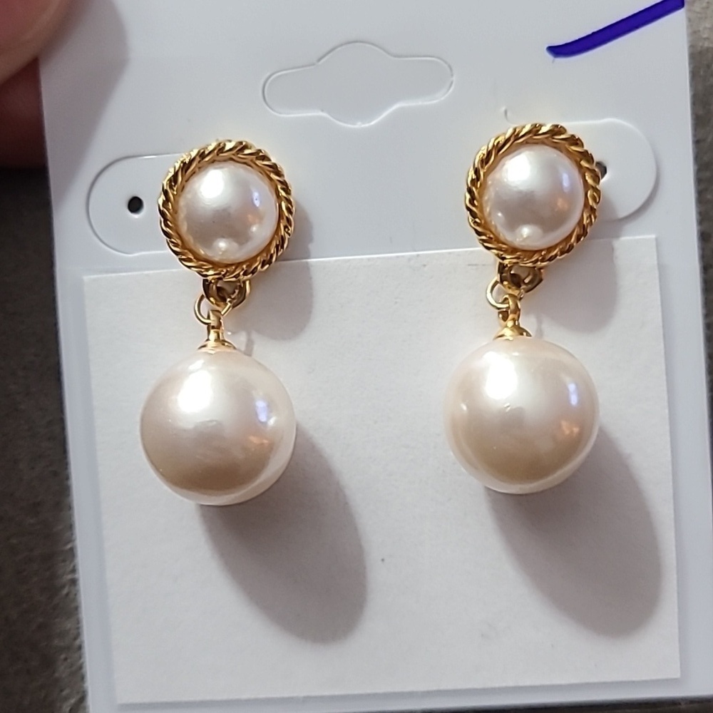 Faux Pearl dangle earrings - Picture 7 of 7